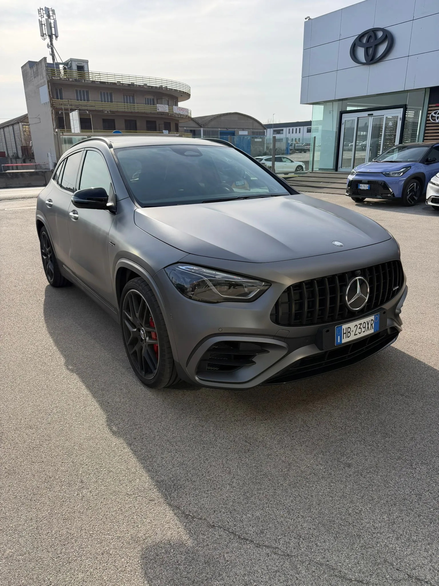 Mercedes-AMG GLA 45 S 4MATIC+ grigia - Vista tre quarti anteriore