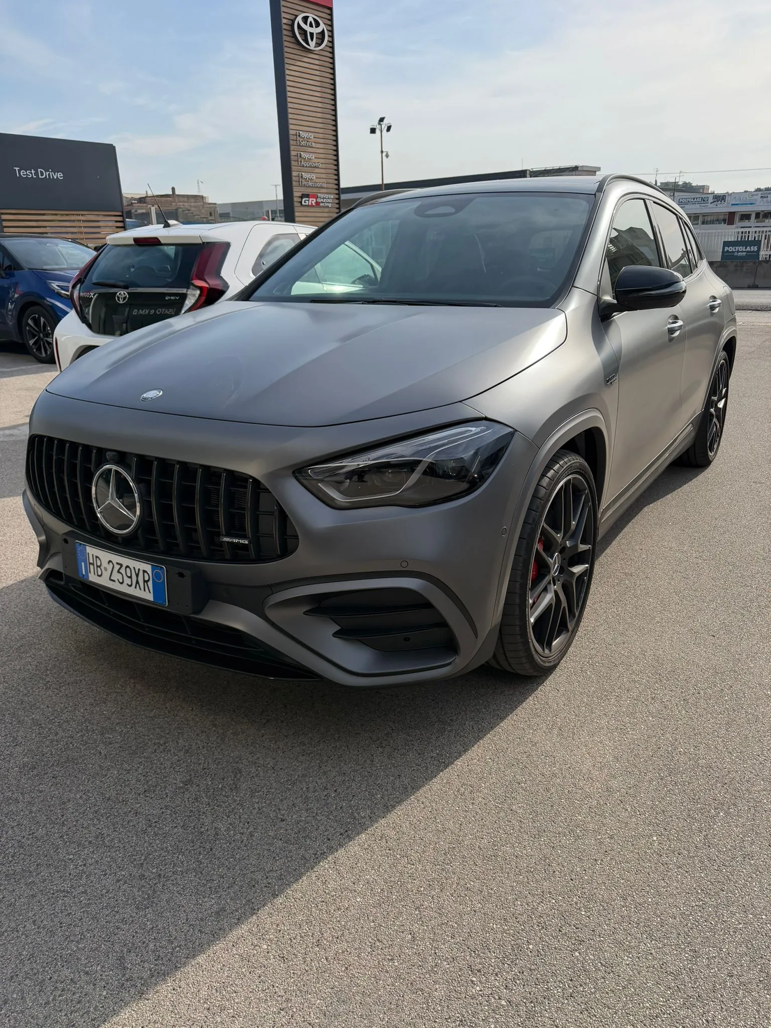Mercedes-AMG GLA 45 S 4MATIC+ grigia - Vista tre quarti posteriore