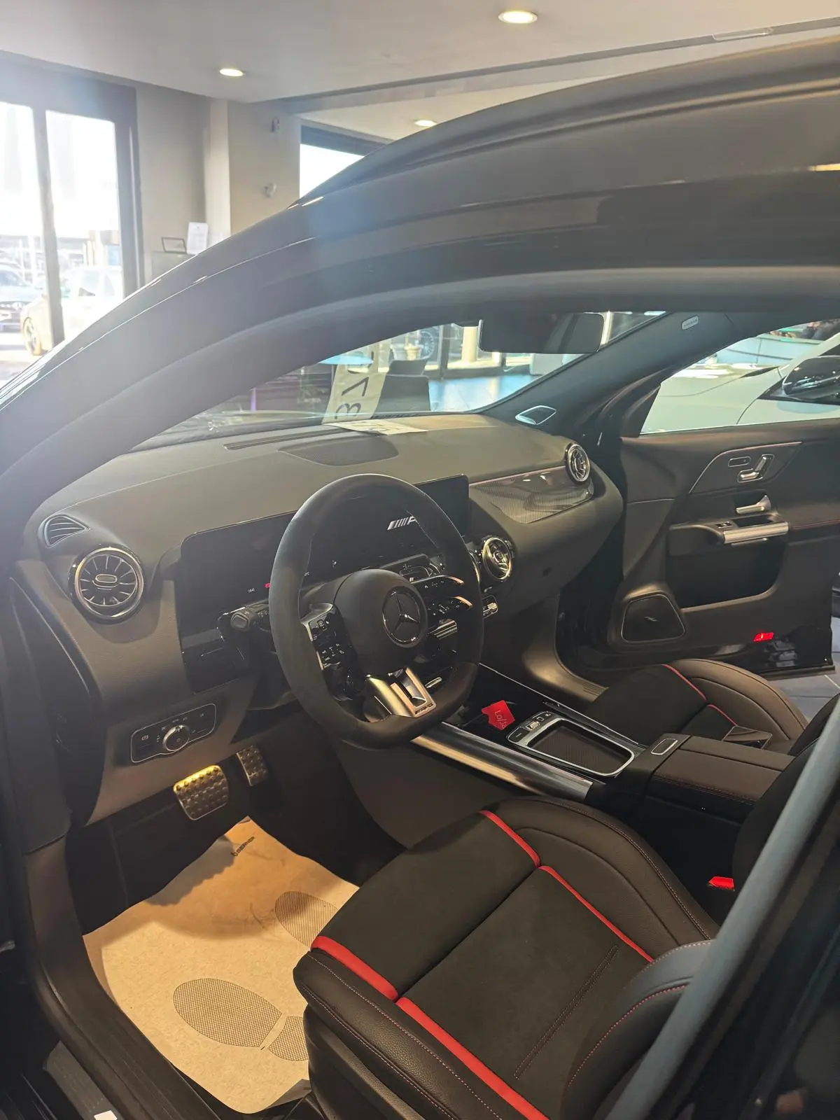 Mercedes-AMG GLA 45 S 4MATIC+ - Interni AMG Performance