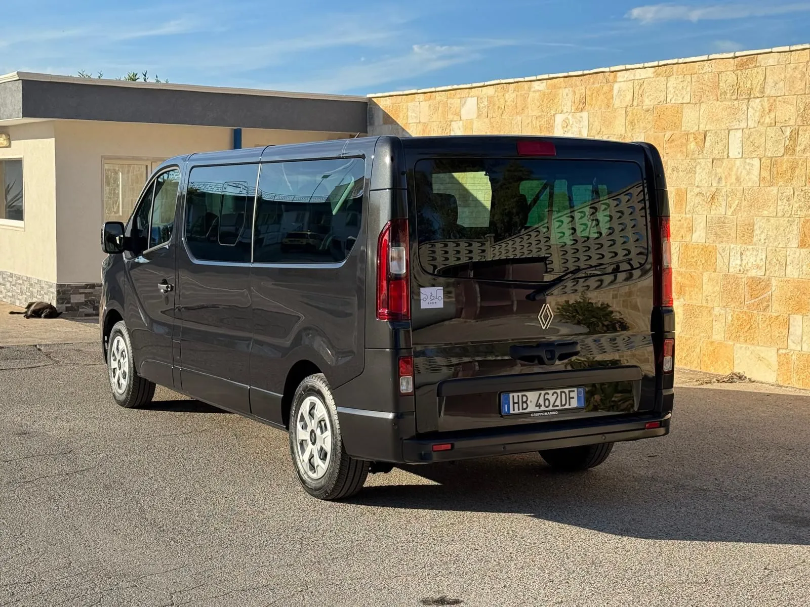 Renault Traffic Passenger - Vista posteriore con bagagliaio