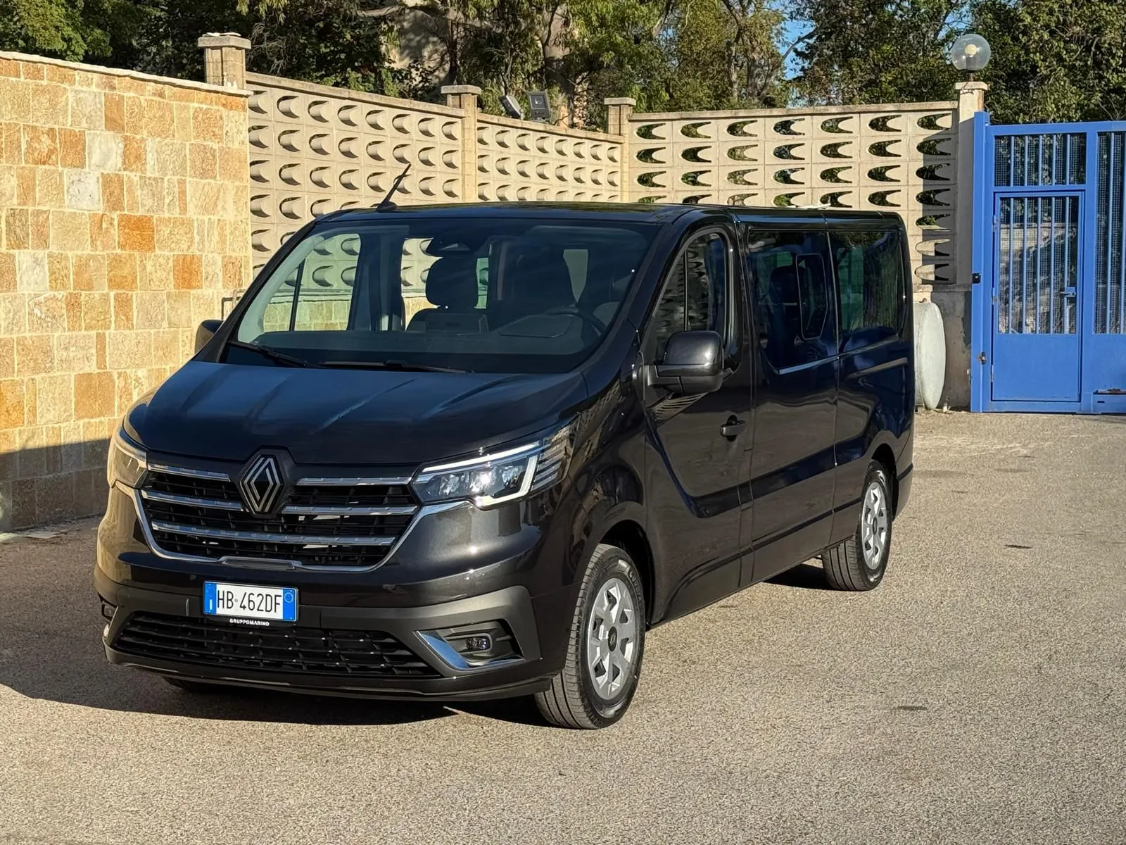 Renault Traffic Passenger - Vista tre quarti